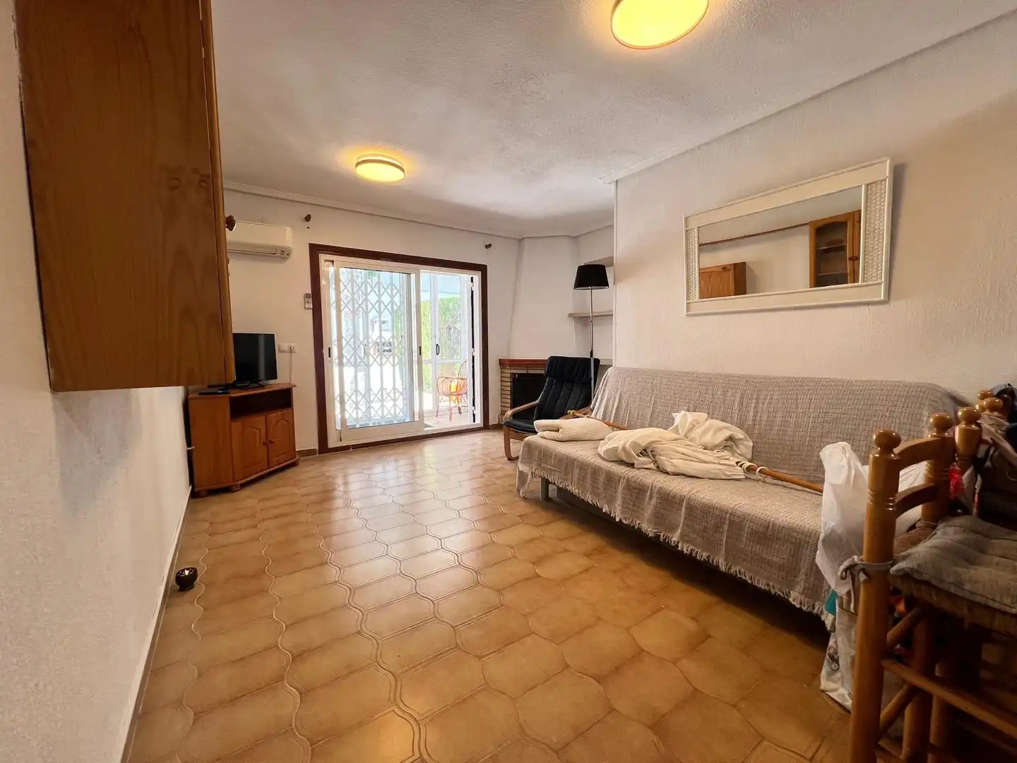 Wohnzimmer von Erdgeschoss zur Miete in Orihuela mit Klimaanlage, Heizung und Privatgarten