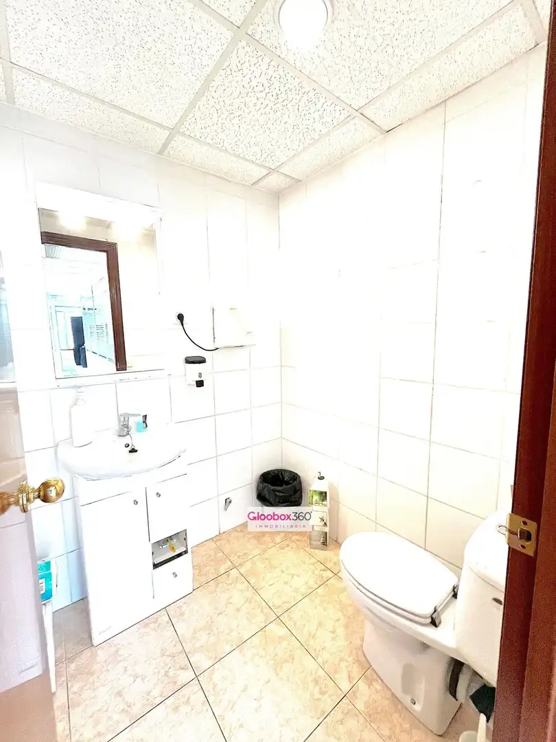 Badezimmer von Büro zum Verkauf in Reus mit Klimaanlage und Möbliert