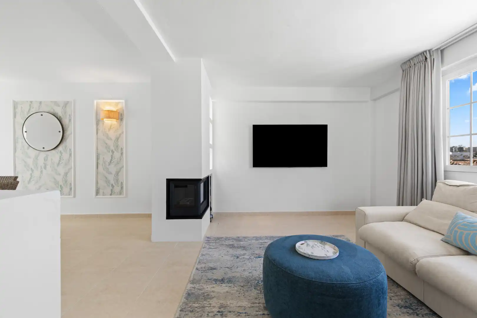 Sala d'estar de Casa adosada en venda en Marbella amb Aire condicionat, Jardí privat i Terrassa