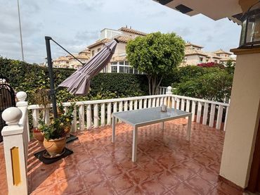 Bungalow con piscina en venta en Orihuela Costa