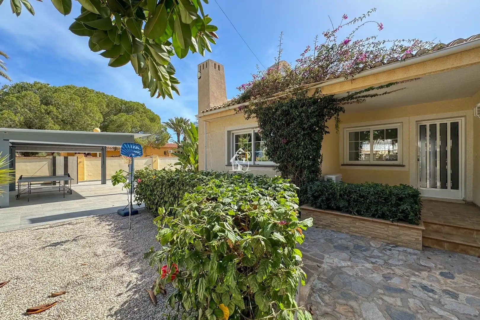 Vista exterior de Casa o xalet de lloguer en Orihuela amb Aire condicionat, Jardí privat i Terrassa