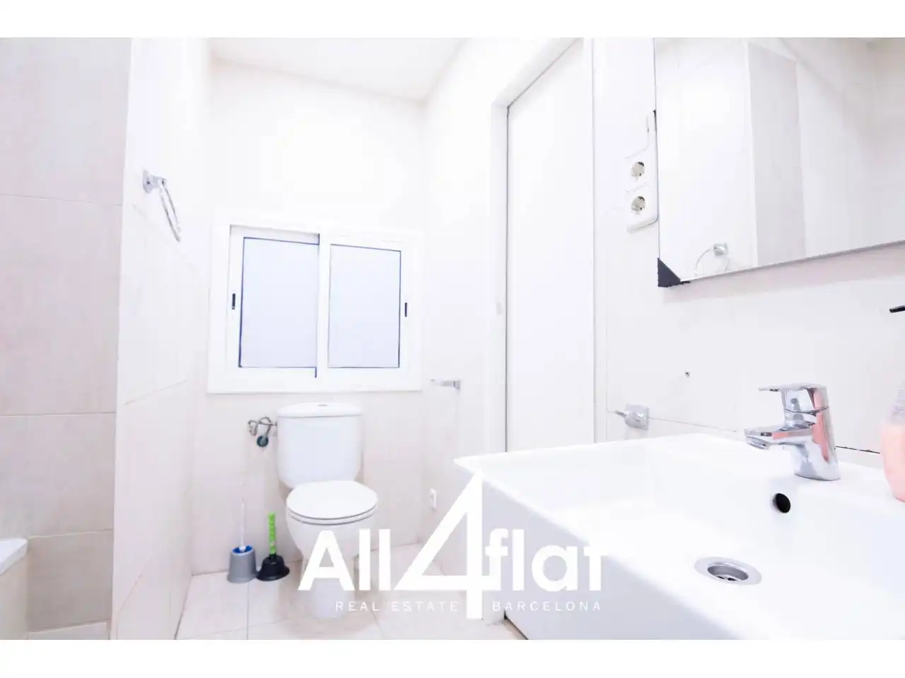 Badezimmer von Wohnung zur Miete in Barcelona mit Klimaanlage, Parkett und Möbliert