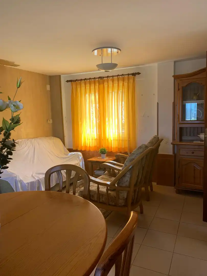Sala d'estar de Casa adosada en venda en Pravia, Asturias