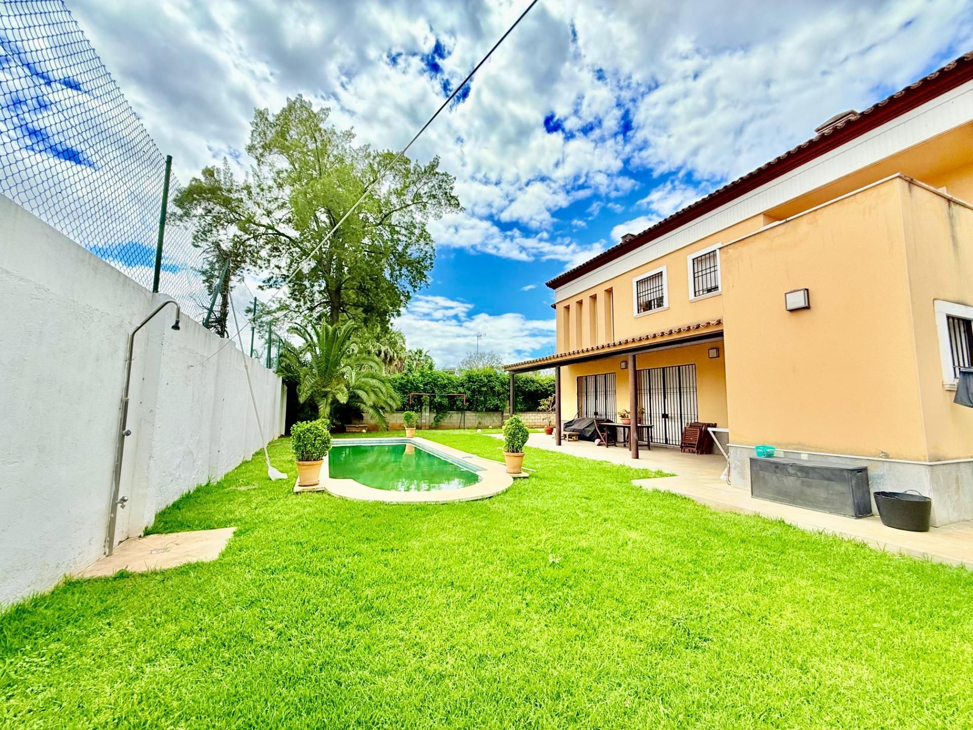 Vista exterior de Casa o xalet en venda en Dos Hermanas amb Aire condicionat, Jardí privat i Terrassa
