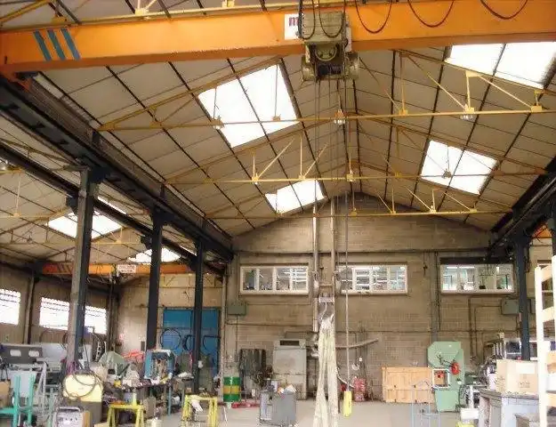 Nau industrial amb ascensor en venda a Carrer del Pintor Vila Cinca