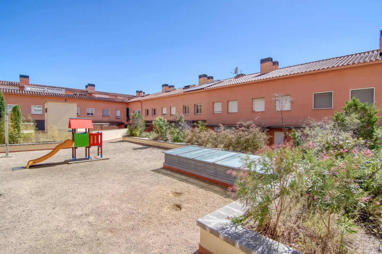 Vista exterior de Casa adosada en venta en Figueres con Calefacción, Jardín privado y Balcón