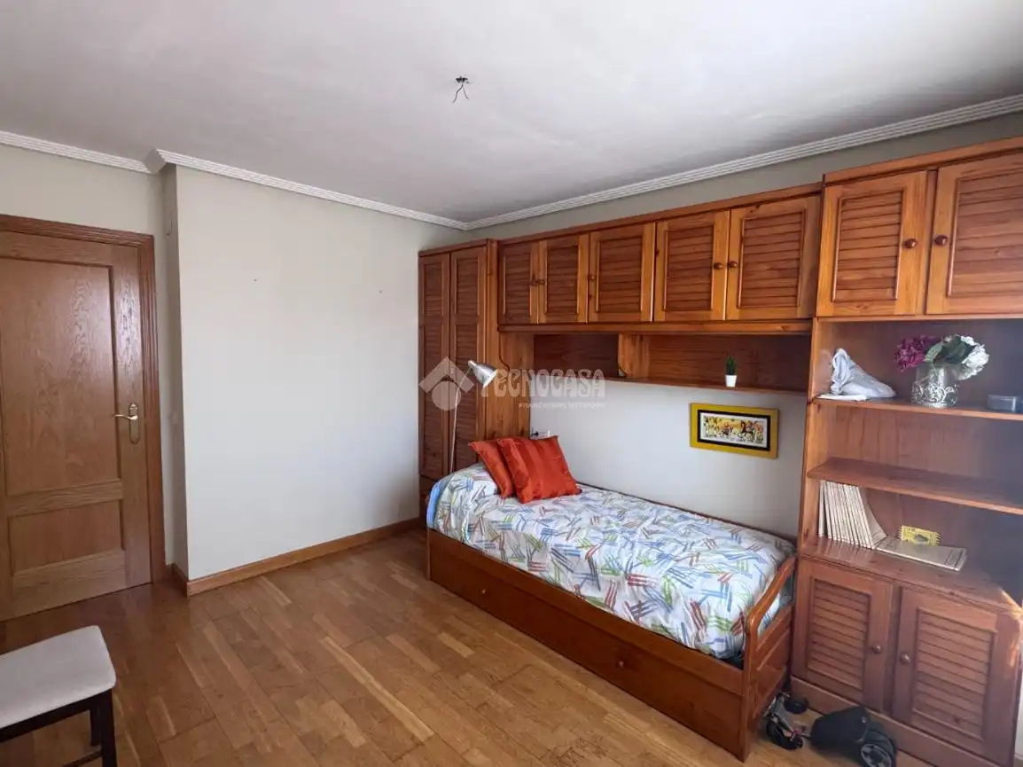 Habitación de Piso en venta en León Capital  con Calefacción, Parquet y Terraza