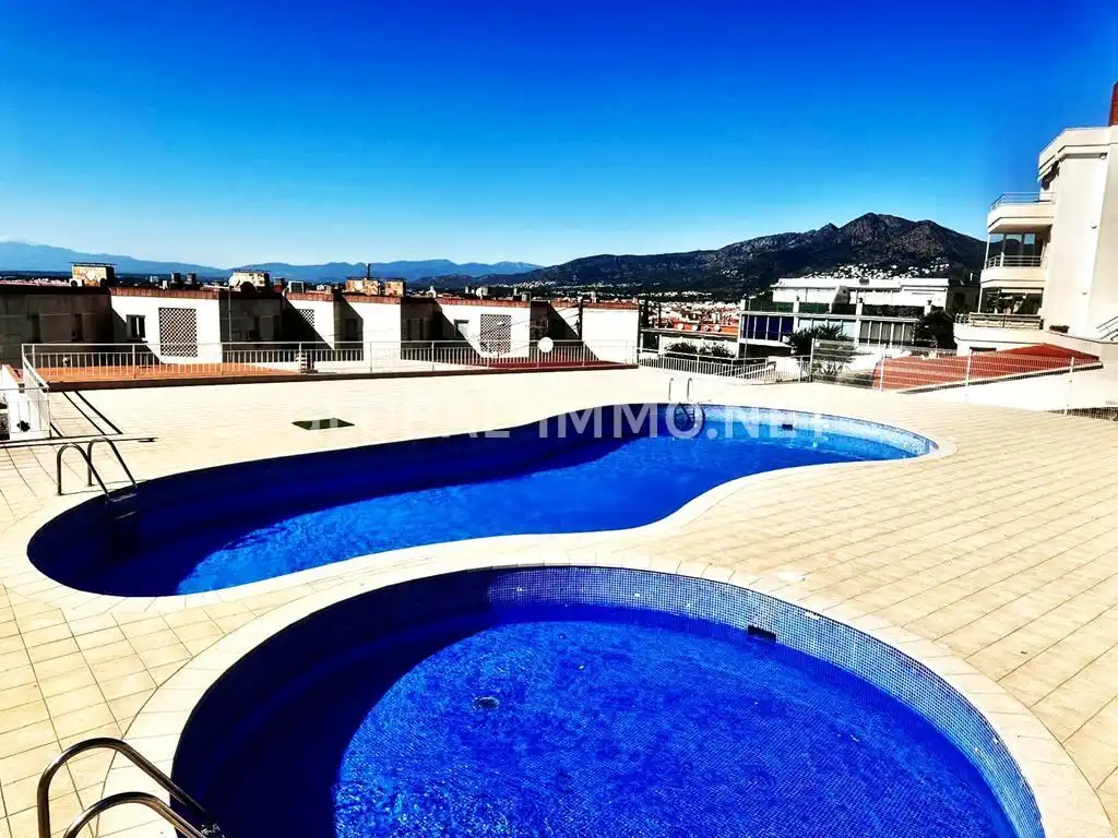 Piscina de Apartament en venda en Roses amb Aire condicionat, Calefacció i Terrassa