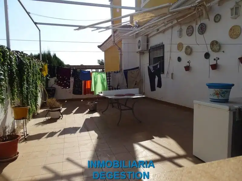 Vista exterior de Casa o xalet en venda en Linares amb Aire condicionat, Calefacció i Jardí privat