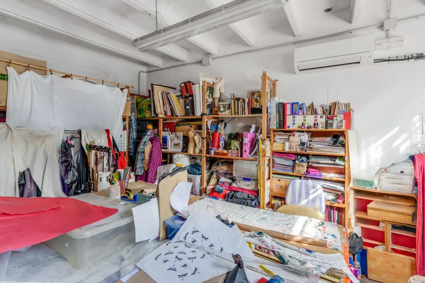 Bedroom of Commercial properties for sale in Barcelona
