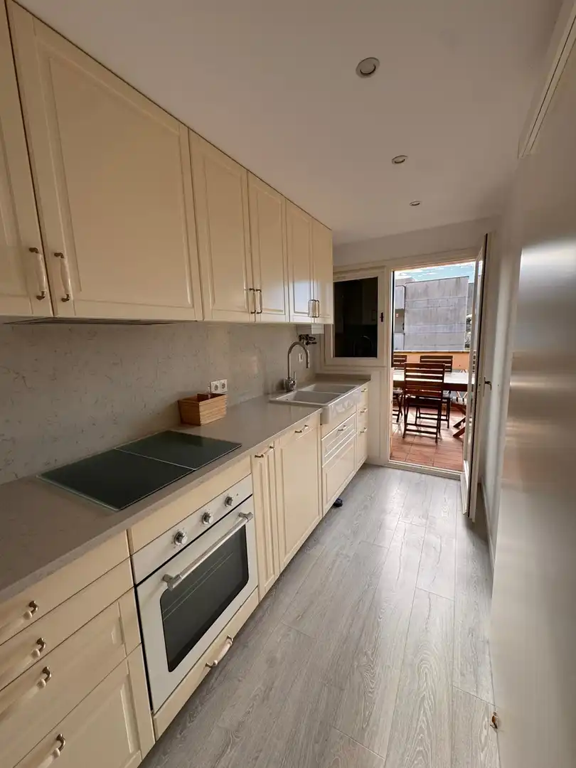 Cocina de Apartamento de alquiler en Castell d'Aro, Platja d'Aro i s'Agaró con Jardín privado, Piscina y Horno