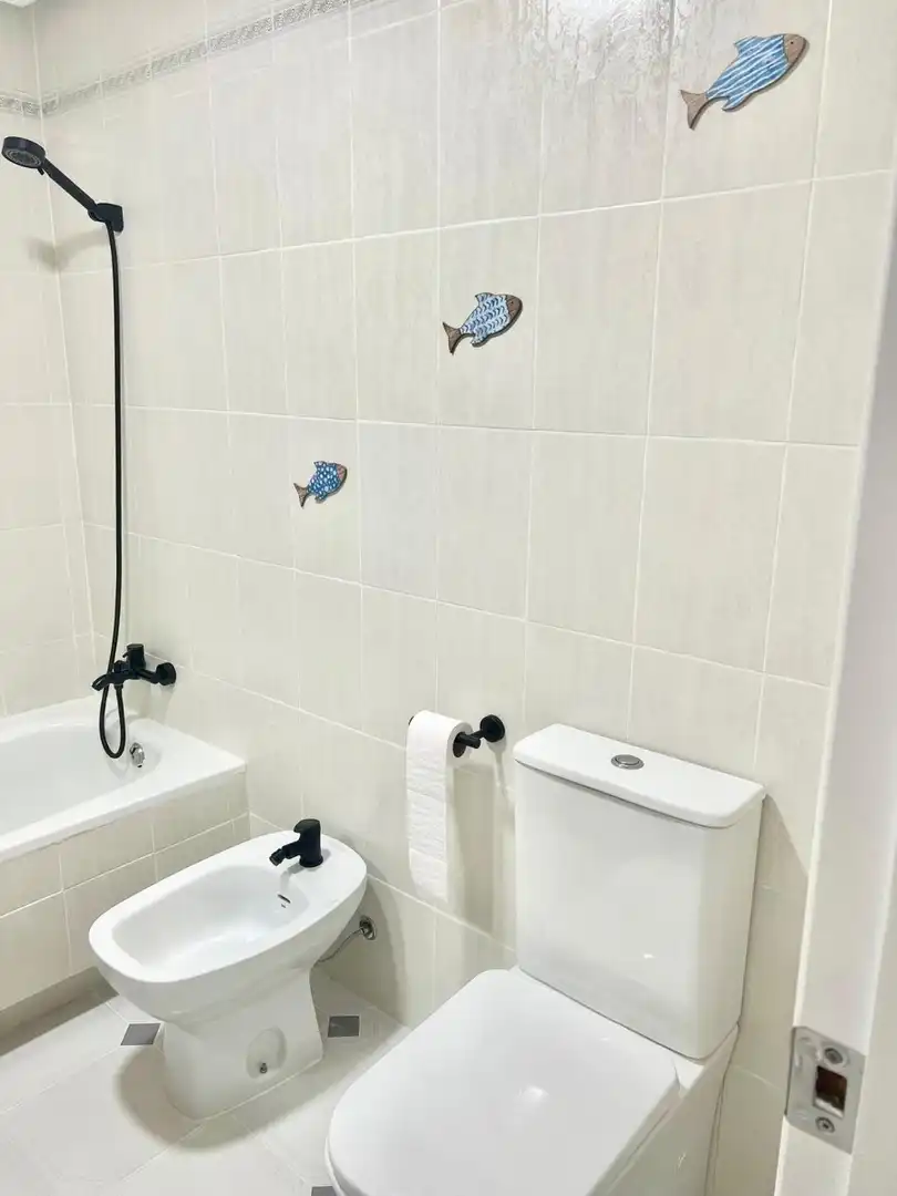 Bany de Apartament de lloguer en La Manga del Mar Menor amb Calefacció, Terrassa i Moblat