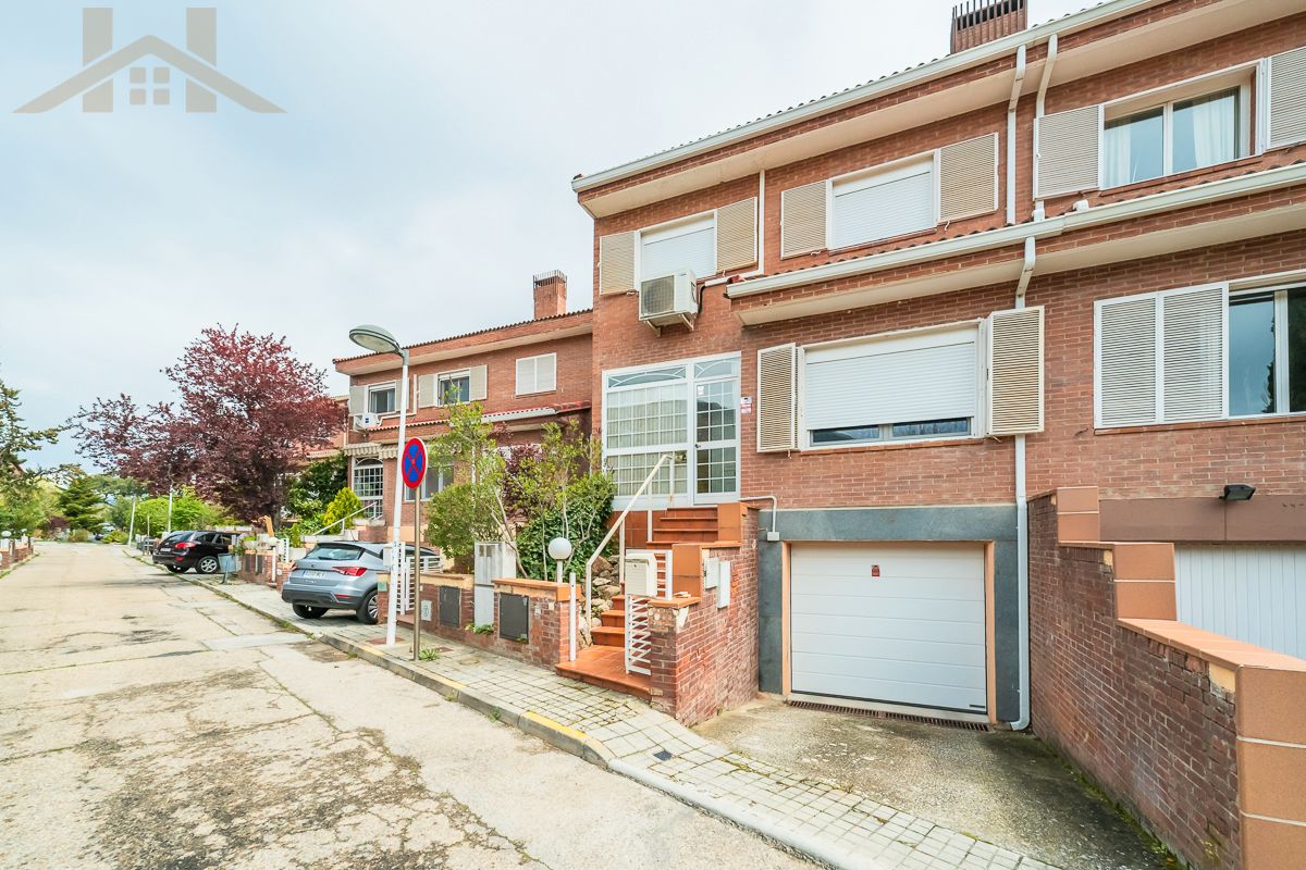 Exterior view of House or chalet for sale in San Lorenzo de El Escorial  with Air Conditioner, Heating and Private garden