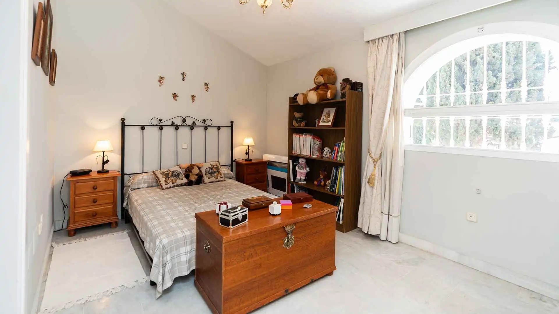 Dormitori de Casa adosada en venda en Marbella amb Aire condicionat, Jardí privat i Terrassa