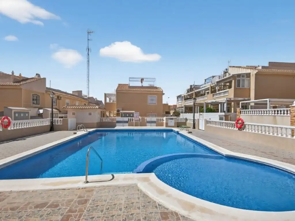 Schwimmbecken von Einfamilien-Reihenhaus zum Verkauf in Torrevieja mit Klimaanlage, Privatgarten und Schwimmbad