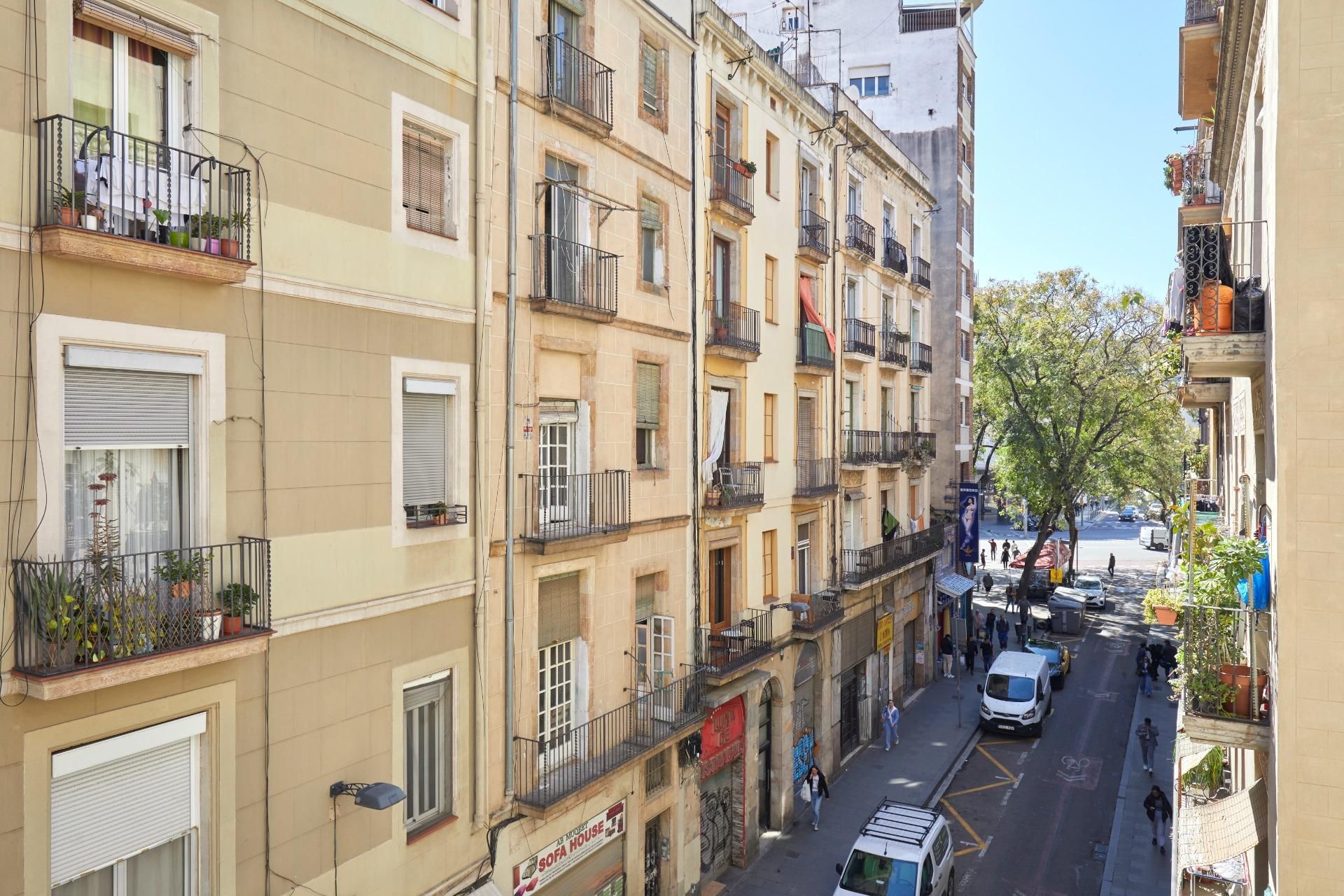 Vista exterior de Pis en venda en  Barcelona Capital amb Balcó i Alarma