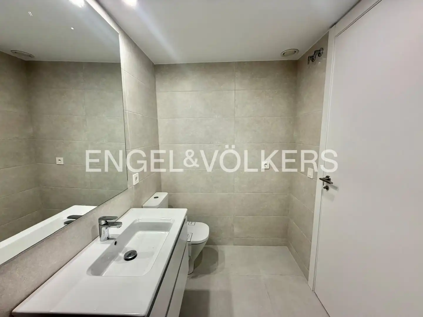 Baño de Piso de alquiler en Badalona con Aire acondicionado, Calefacción y Parquet