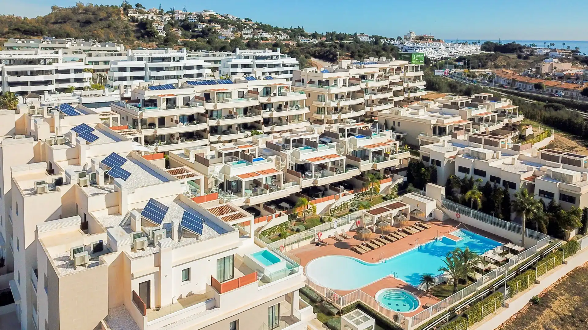 Vista exterior de Planta baixa en venda en Mijas amb Aire condicionat, Terrassa i Piscina