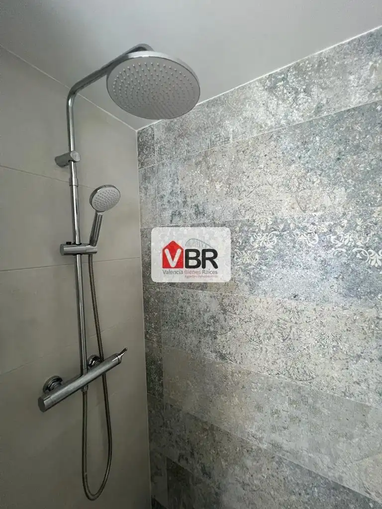 Badezimmer von Wohnung zur Miete in Valencia mit Klimaanlage, Heizung und Terrasse