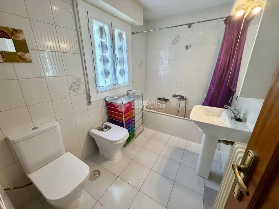 Baño de Piso de alquiler en León Capital  con Aire acondicionado y Calefacción