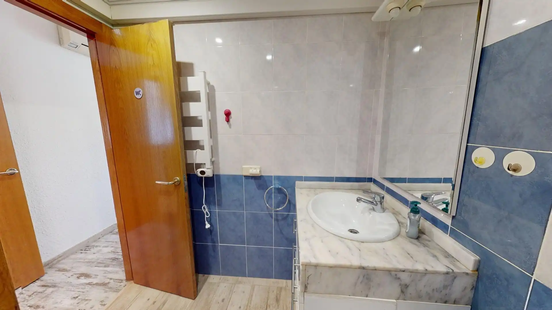 Badezimmer von Wohnungen zum Verkauf in L'Alfàs del Pi mit Klimaanlage, Privatgarten und Terrasse