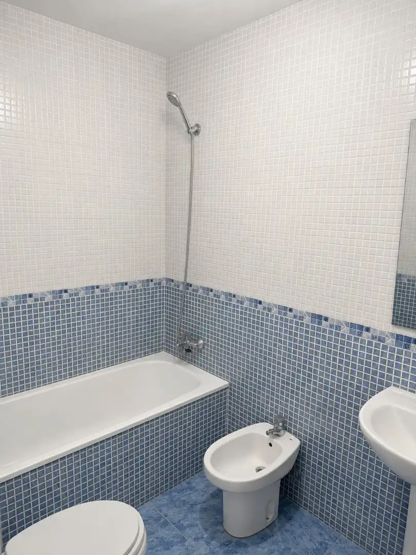 Bathroom of Flat for rent in Malpica de Tajo  with Air Conditioner, Parquet flooring and Oven