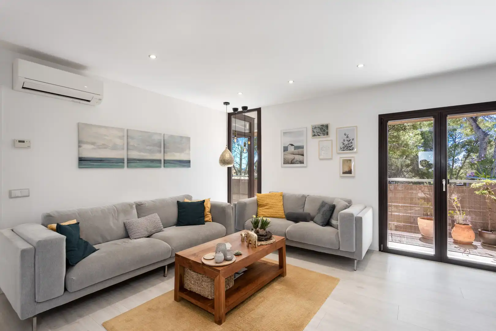 Sala d'estar de Casa o xalet en venda en Calvià amb Aire condicionat, Jardí privat i Terrassa