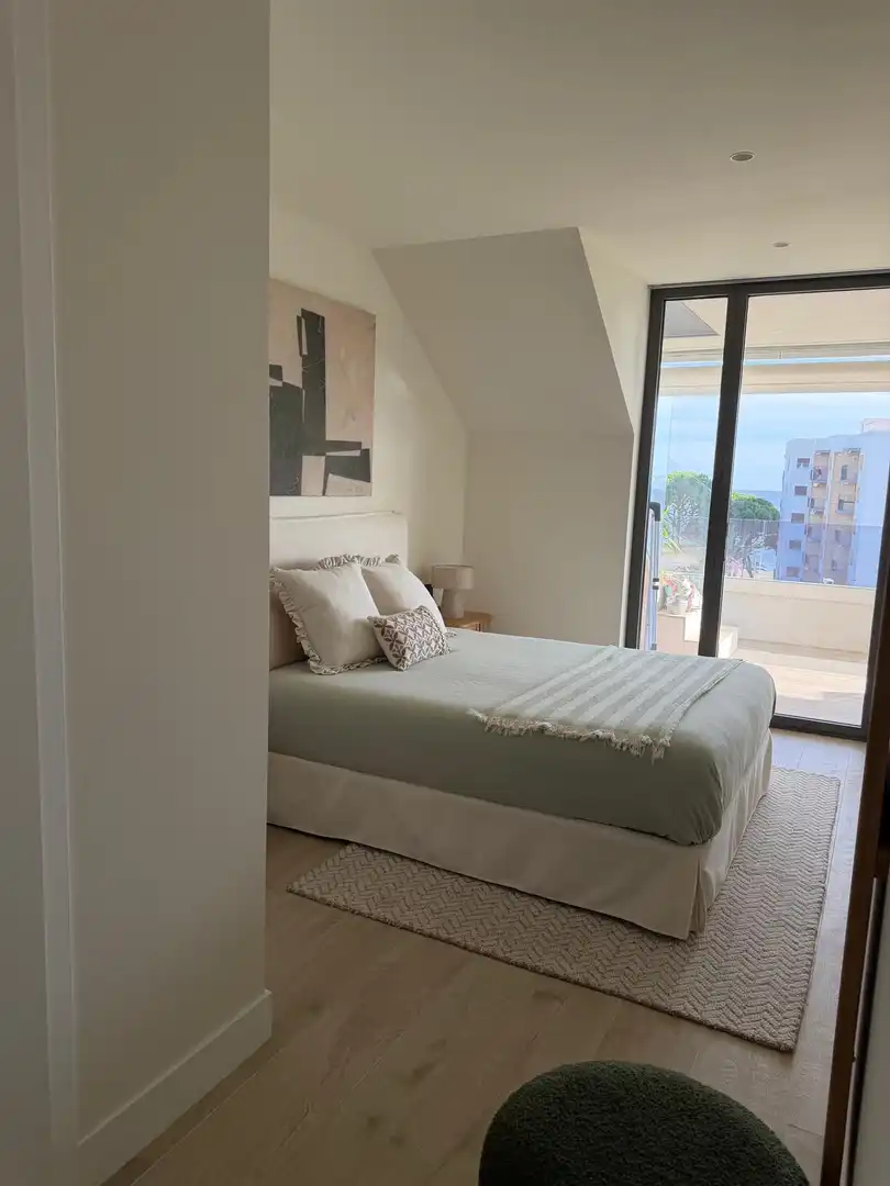 Schlafzimmer von Dachboden zum Verkauf in Cambrils mit Klimaanlage, Terrasse und Schwimmbad