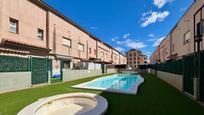 Piscina de Casa adosada en venda en La Pobla de Vallbona amb Aire condicionat, Calefacció i Jardí privat