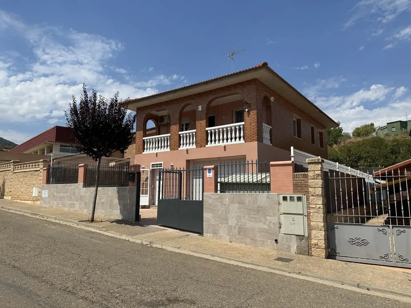 Vista exterior de Casa o chalet en venta en Almonacid de la Sierra con Aire acondicionado, Calefacción y Terraza