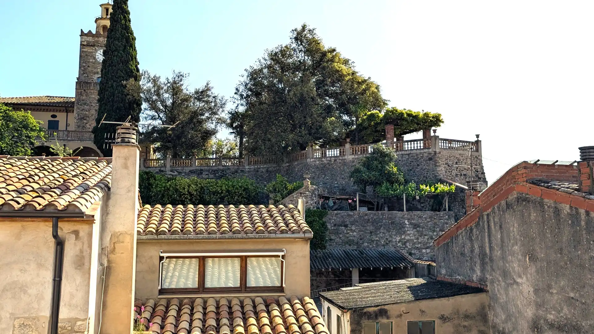 Vista exterior de Casa adosada en venda en Besalú amb Terrassa i Balcó