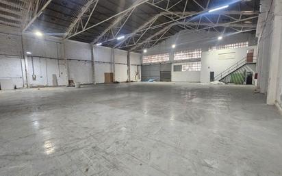 Industrial buildings to rent in Centre