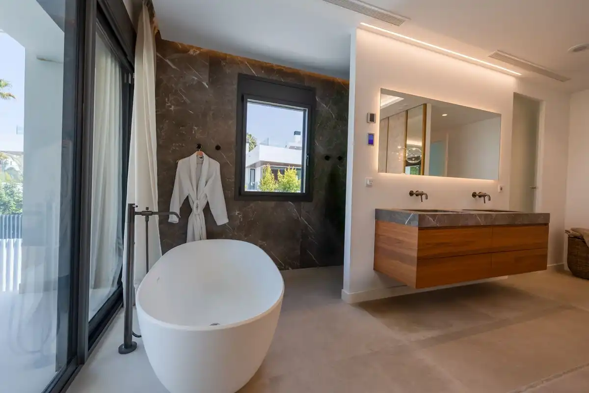 Badezimmer von Haus oder Chalet zum Verkauf in Marbella mit Klimaanlage, Privatgarten und Terrasse