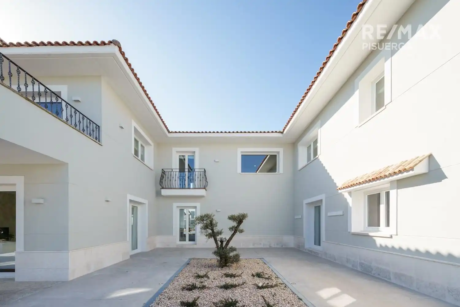 Vista exterior de Casa o xalet en venda en Laguna de Duero amb Calefacció, Jardí privat i Terrassa