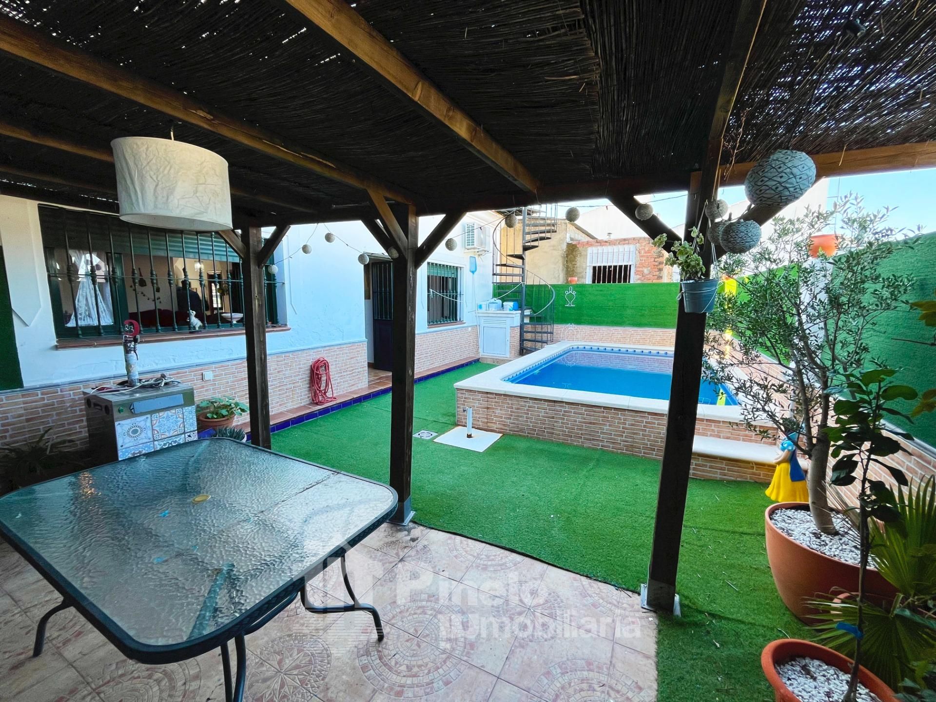 Swimming pool of Single-family semi-detached for sale in Castilblanco de los Arroyos  with Air Conditioner, Heating and Private garden