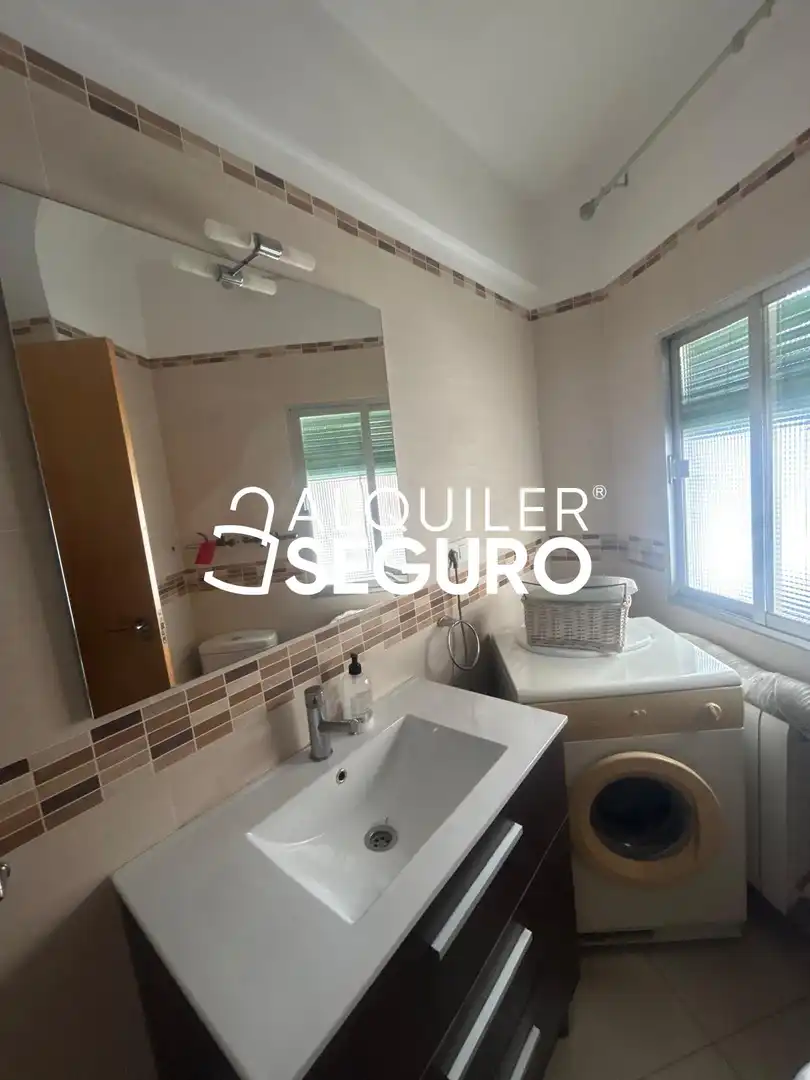Baño de Piso de alquiler en Granada con Aire acondicionado, Calefacción y Terraza