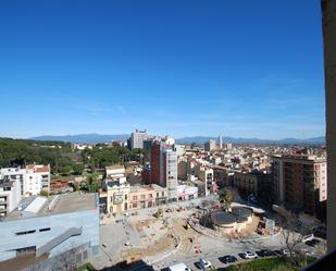 Vista exterior de Àtic en venda en Figueres amb Aire condicionat, Calefacció i Jardí privat