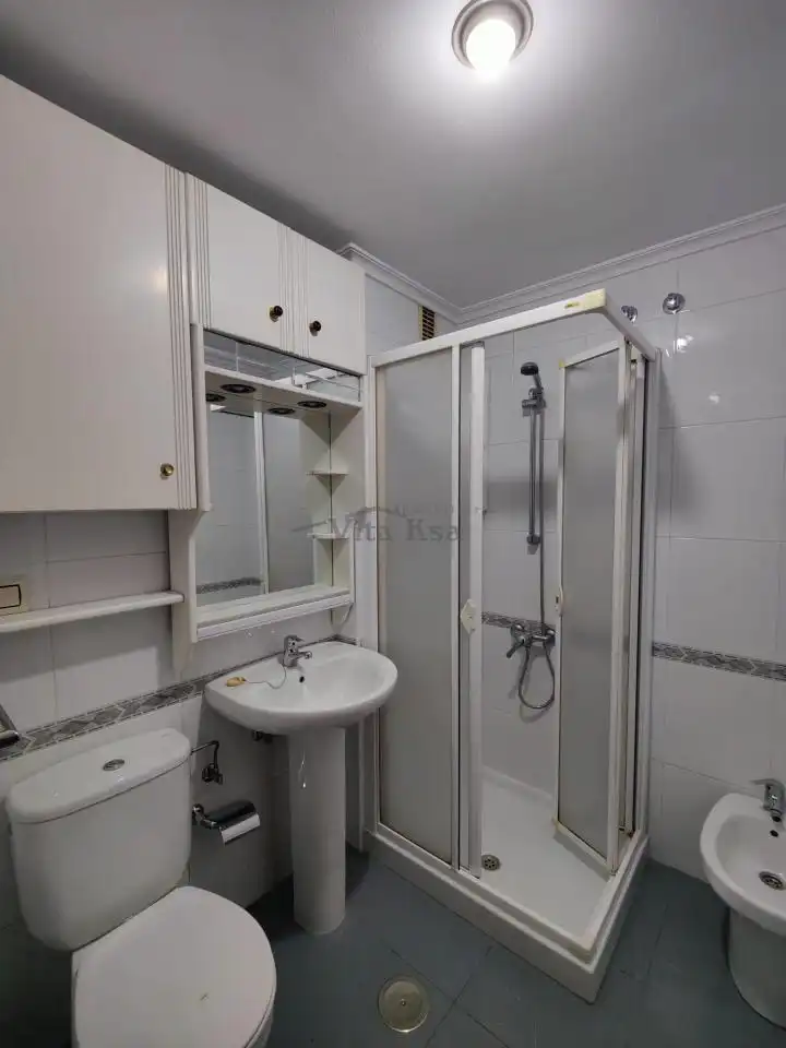 Bathroom of Flat for rent in Ourense Capital   with Heating, Storage room and Furnished