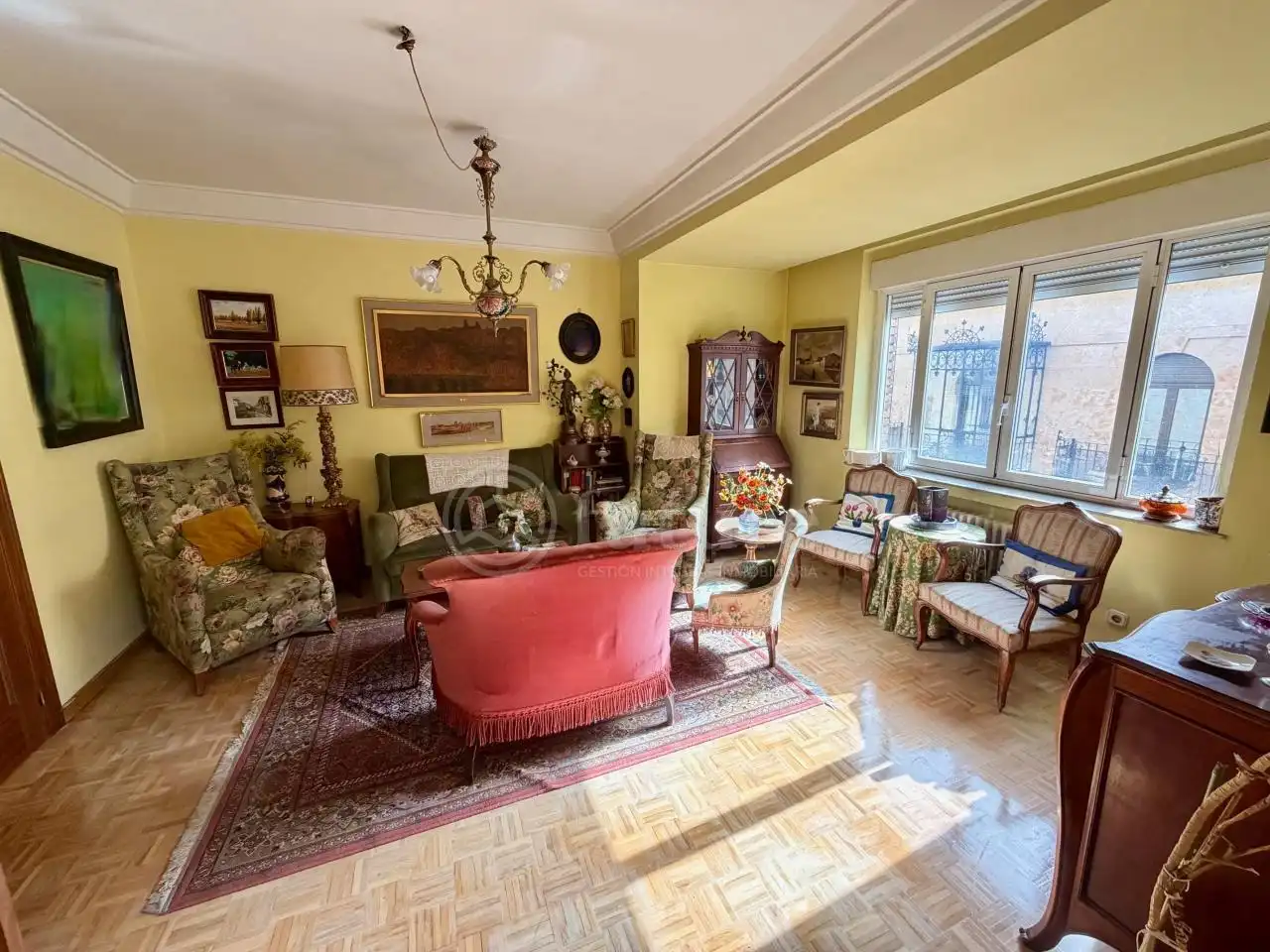 Sala d'estar de Pis en venda en Salamanca amb Calefacció, Parquet i Moblat