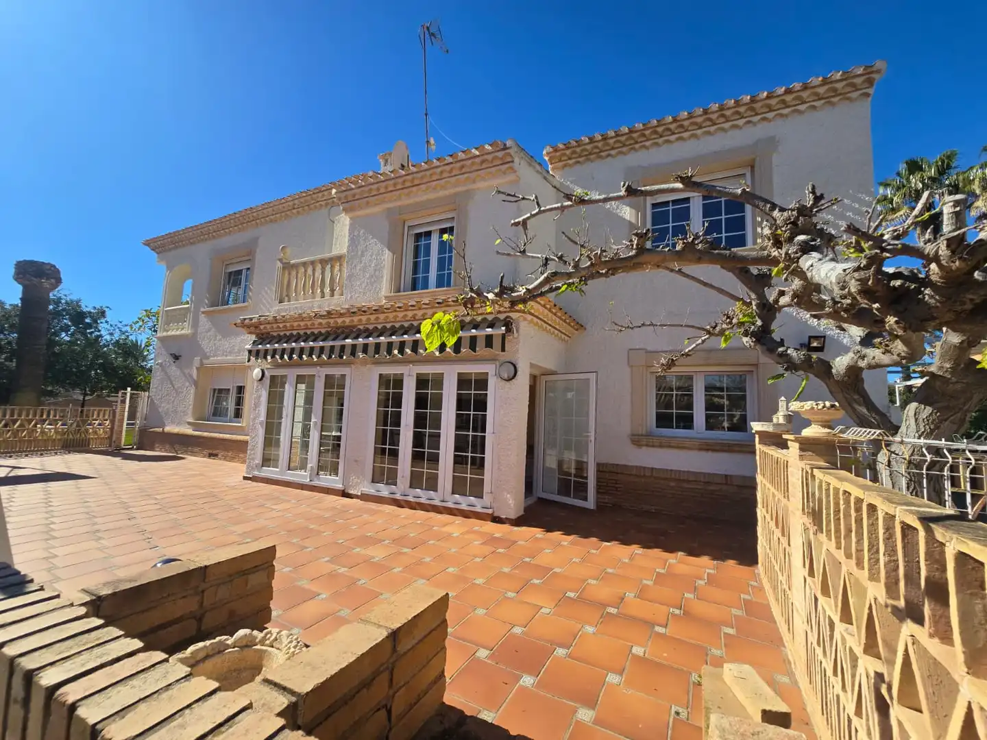 Vista exterior de Casa o xalet en venda en Orihuela amb Aire condicionat, Calefacció i Jardí privat