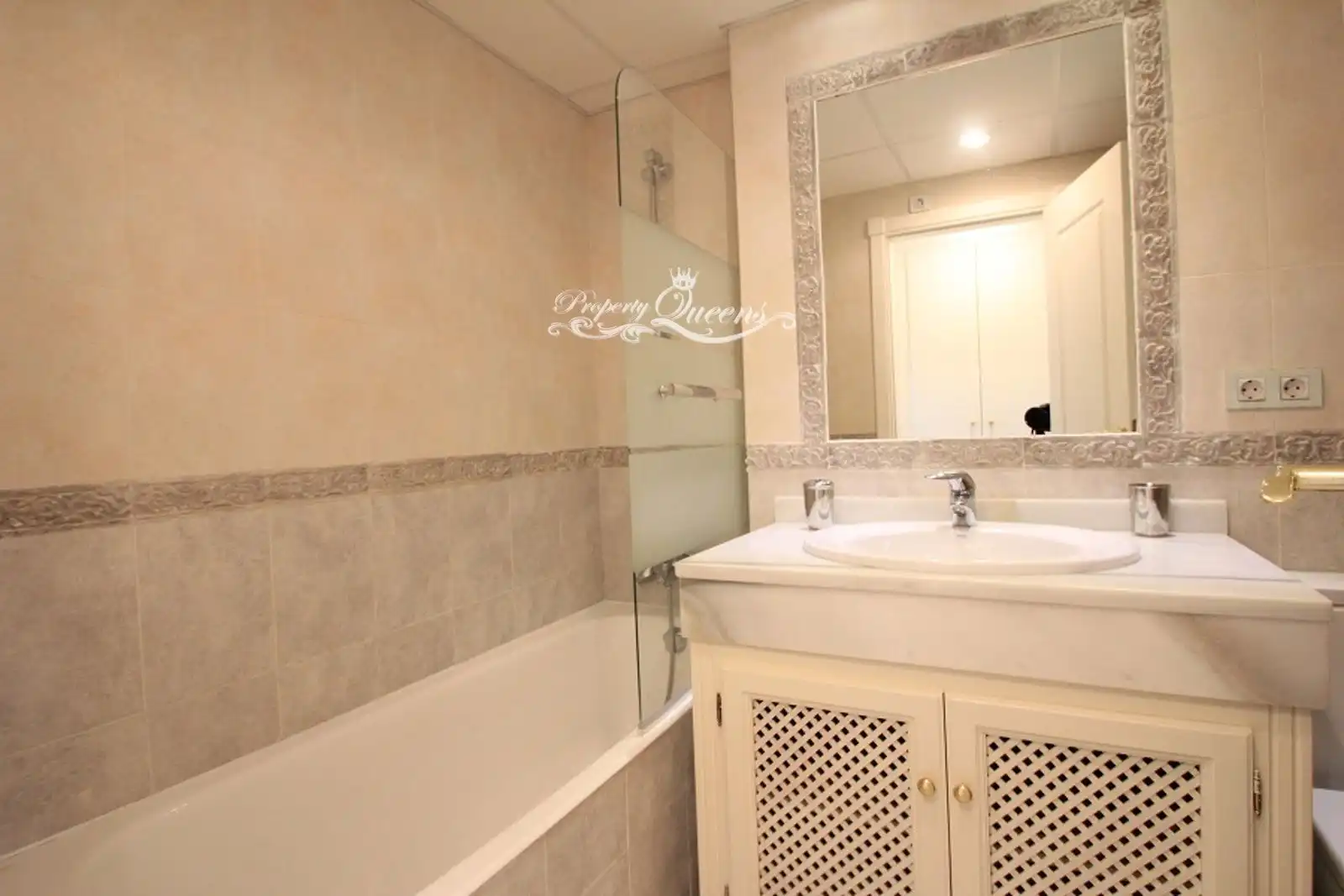 Baño de Piso de alquiler en Marbella con Aire acondicionado, Terraza y Piscina