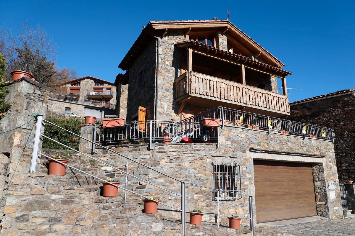 Vista exterior de Casa o xalet en venda en Vilallonga de Ter amb Calefacció, Jardí privat i Terrassa