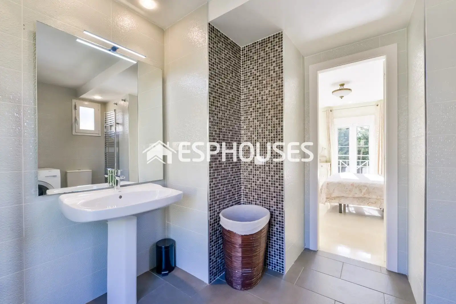 Bathroom of Houses for sale in Oliva  with Air Conditioner, Heating and Terrace