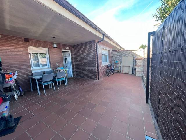 Casa adosada en Venta en Calle Reina María de Hungría en Cigales