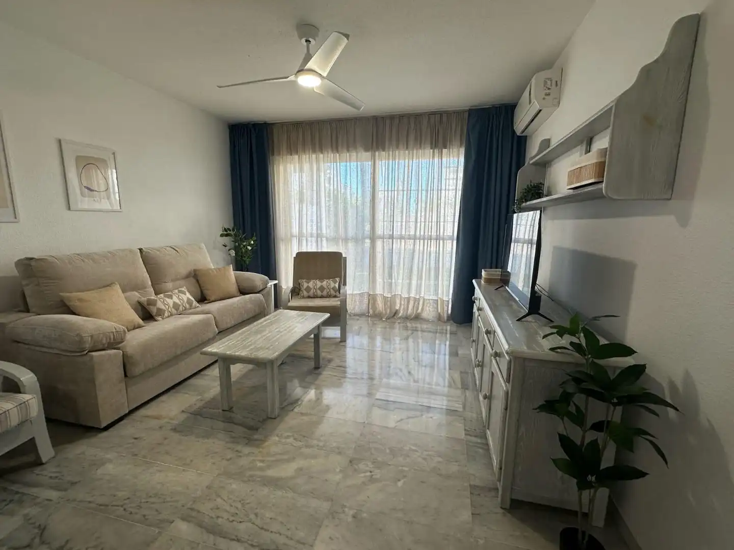 Wohnzimmer von Erdgeschoss zur Miete in Roquetas de Mar ciudad