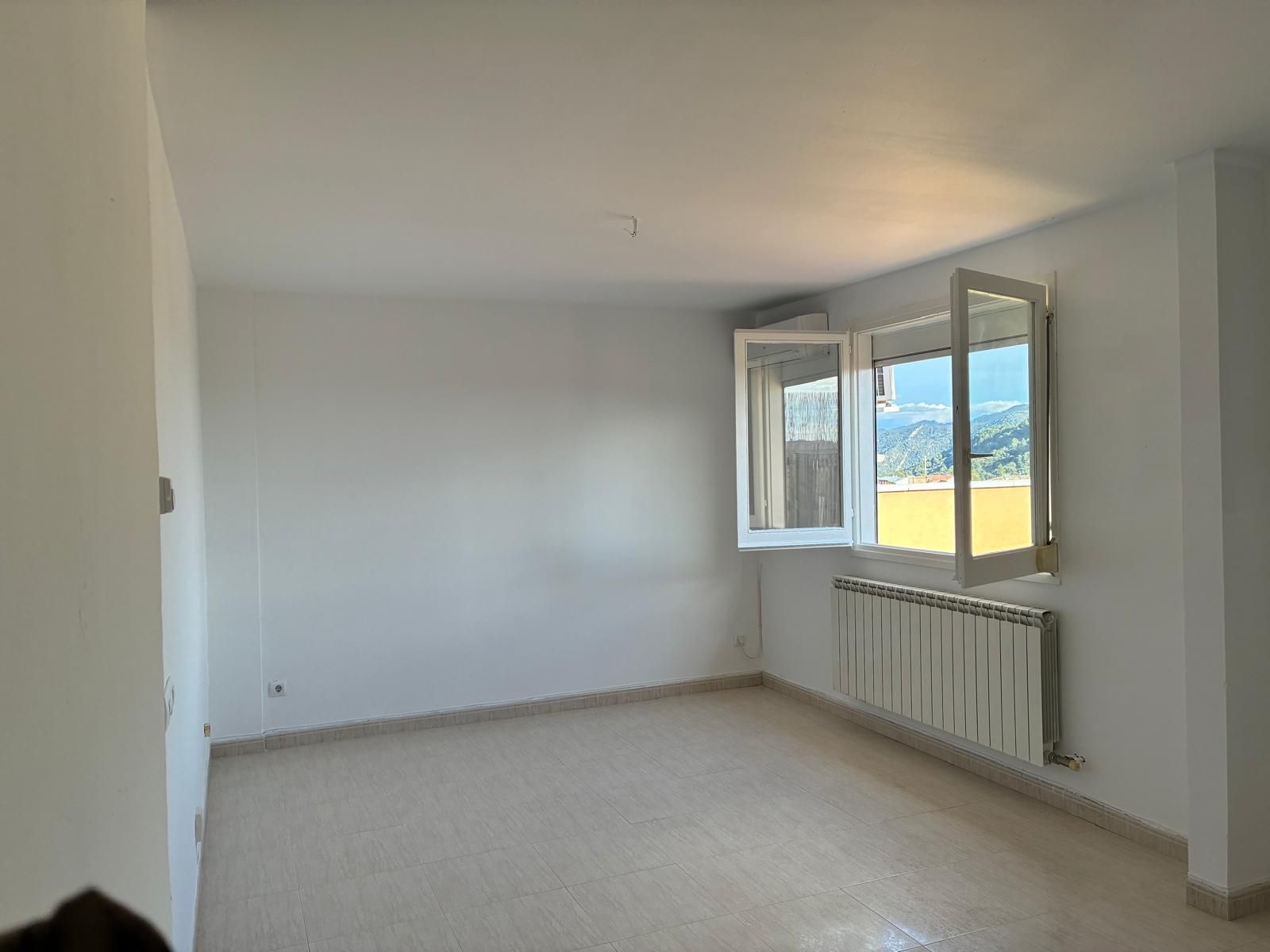 Sala d'estar de Apartament en venda en Berga amb Aire condicionat, Calefacció i Terrassa