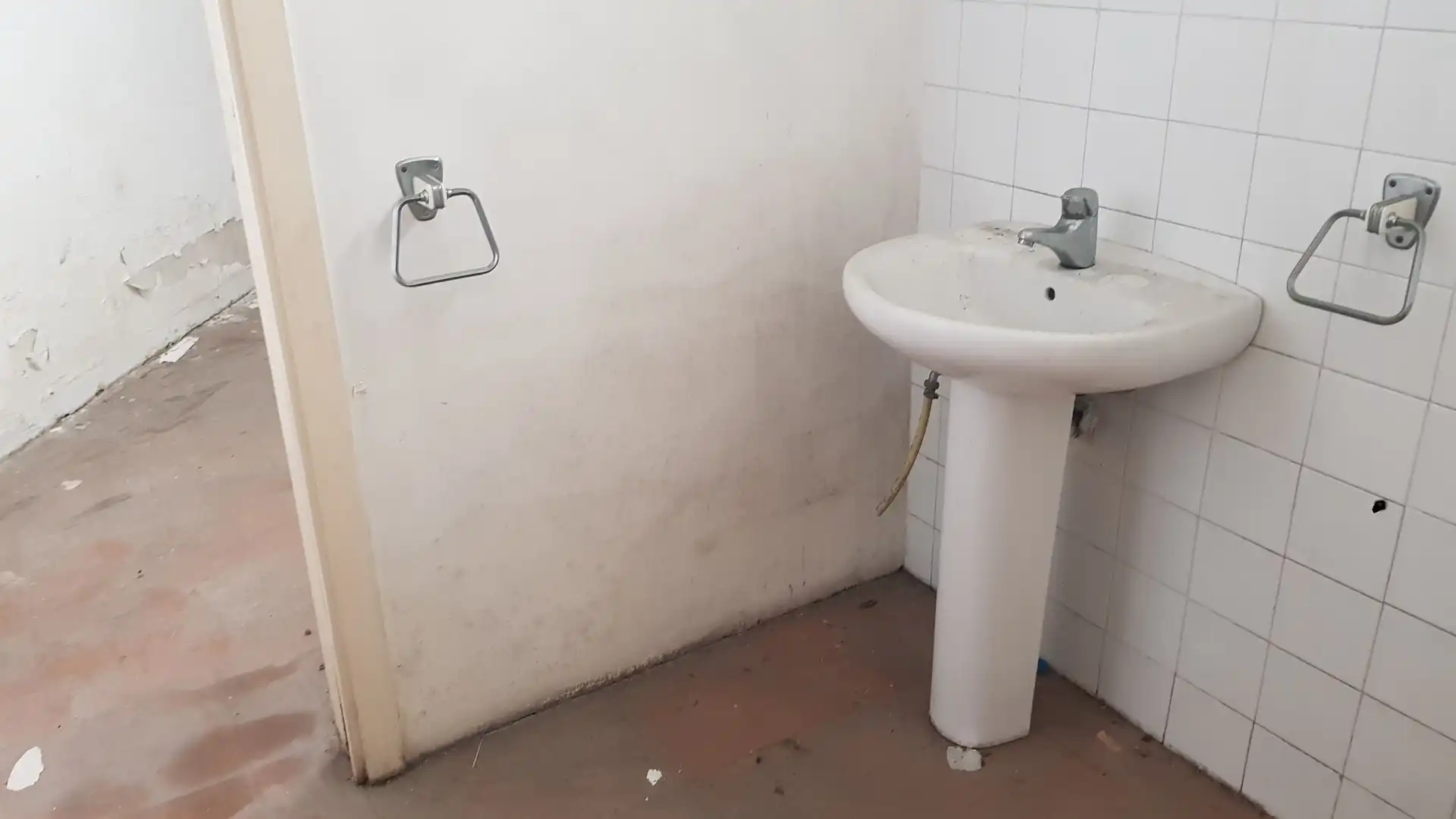 Badezimmer von Fabrikhallen zum Verkauf in L'Hospitalet de Llobregat mit Heizung und Alarm