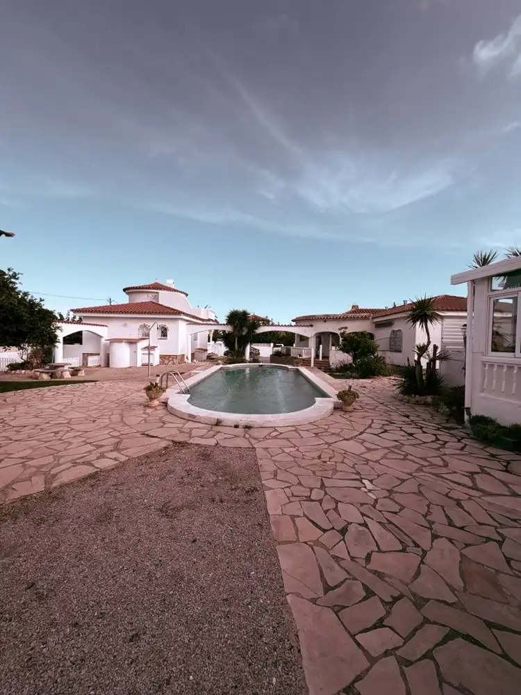 Villa con piscina in vendita a Miami Platja