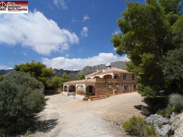 Chalet con balcón en venta en Finestrat Pueblo