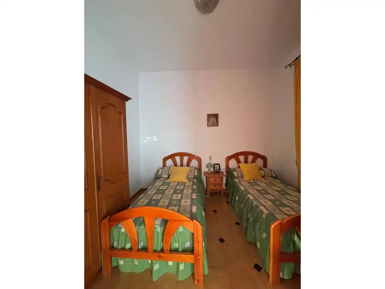 Dormitori de Casa o xalet en venda en San Bartolomé de la Torre amb Jardí privat
